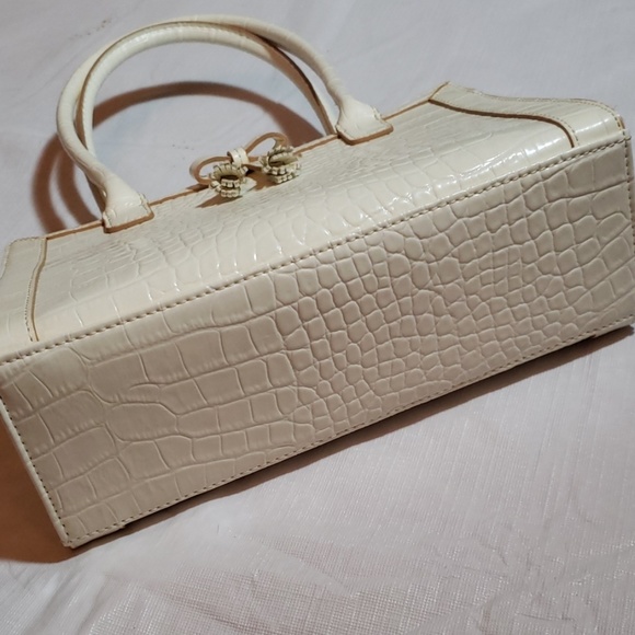 Liz Claiborne cream handbag - Picture 3 of 6